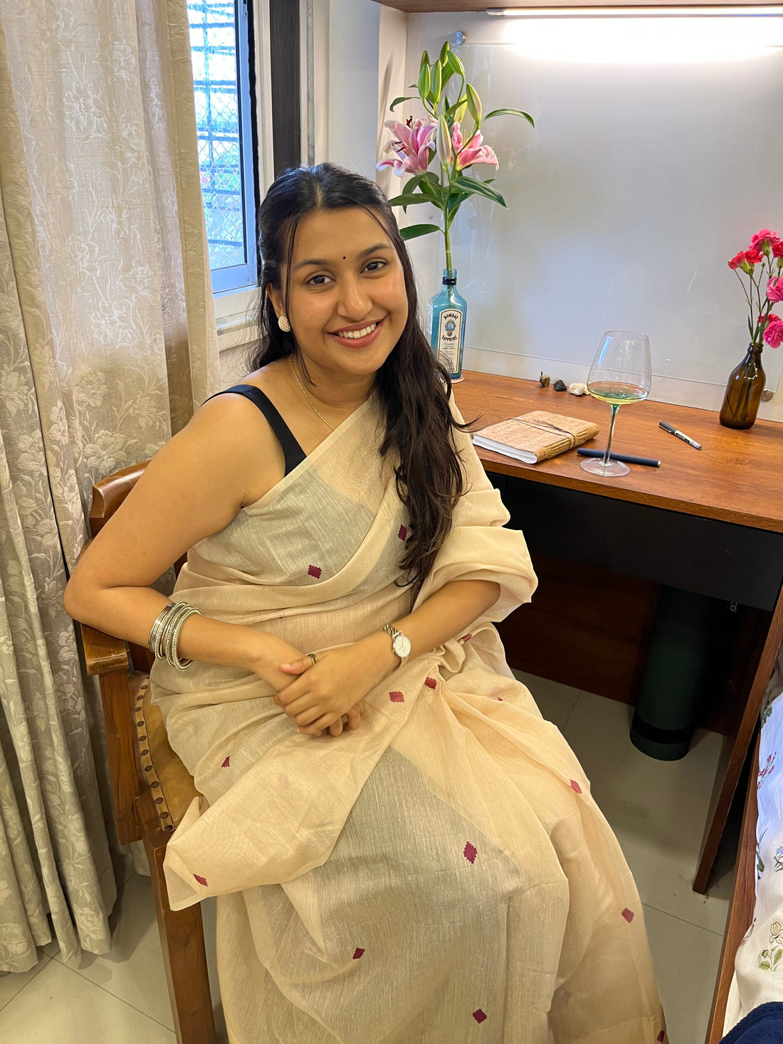 Checking linen saree fabric texture for authenticity